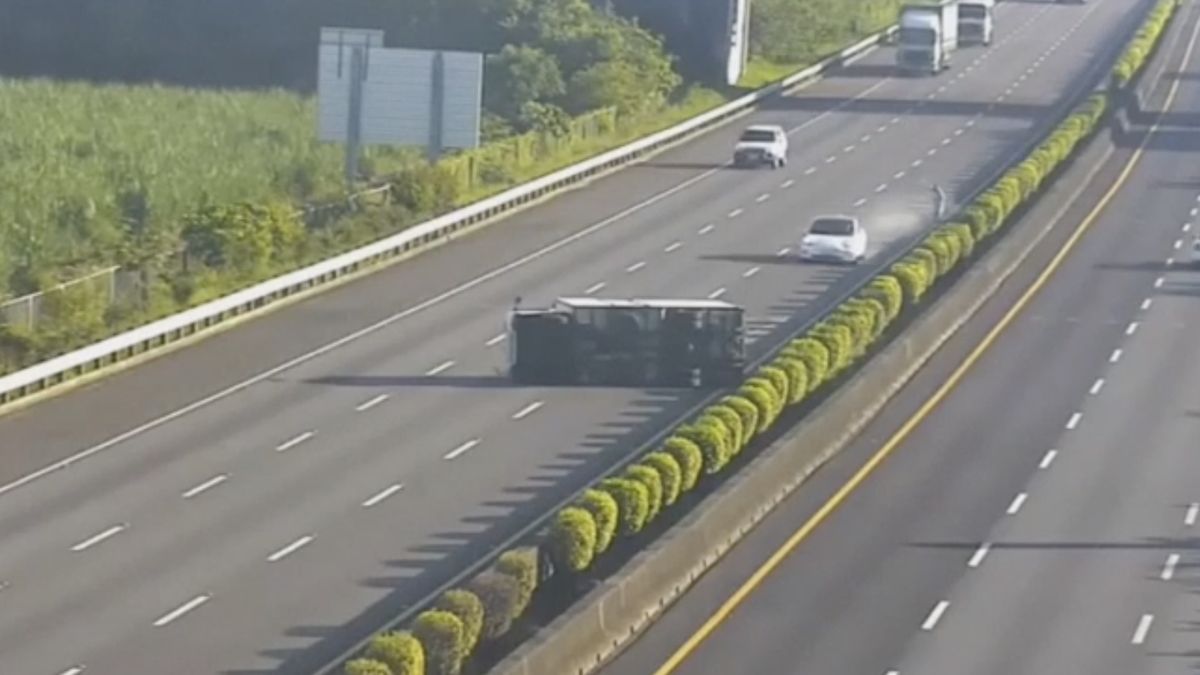 Video: Tesla na dálnici narazila do převráceného kamionu. Řídil automat